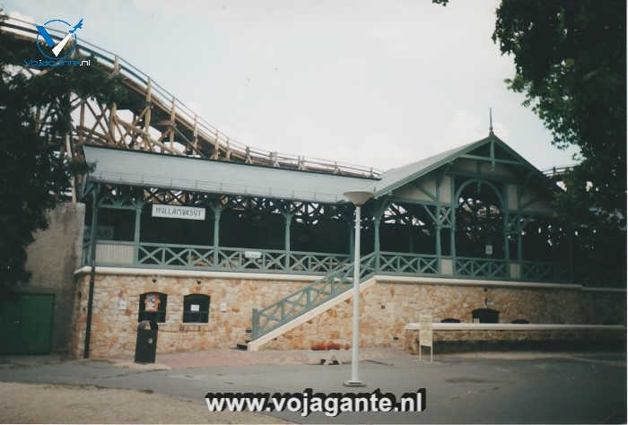 Boedapest - Stationsgebouw historische achtbaan in Vidámpark in 2002