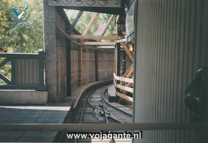 Boedapest - Blik vanuit de historische achtbaan in Vidámpark in 2002