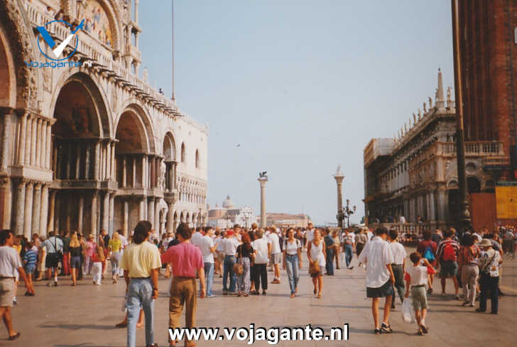 Links de San Marco-Basiliek met de Piazetta San Marco en de hoge zuilen op de achtergrond