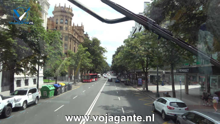 Gran Via bilbao gezien vanuit de toerbus Gran Via bilbao gezien vanuit de toerbus
