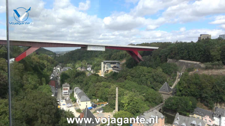 Uitzicht vanuit de panoramische lift naar het Pfaffenthal Uitzicht vanuit de panoramische lift naar het Pfaffenthal