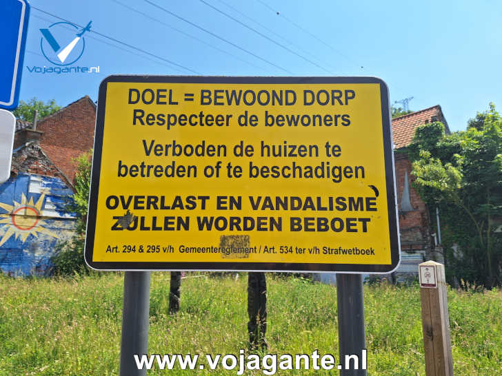 Waarschuwingsbord: Doel is een bewoond dorp... Waarschuwingsbord: Doel is een bewoond dorp...