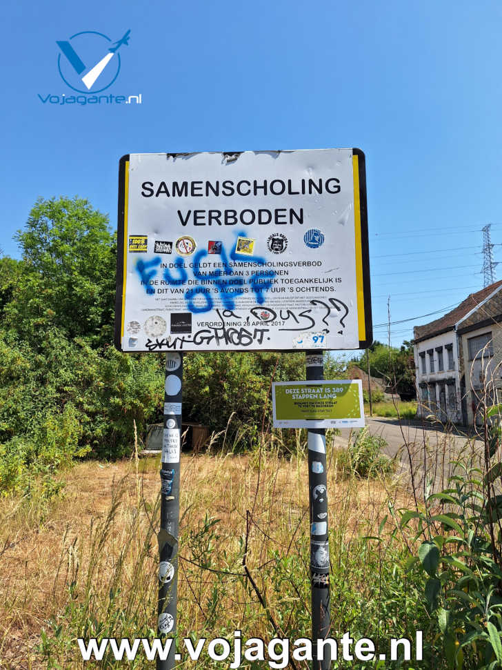 Samenscholing verboden in Doel, België.