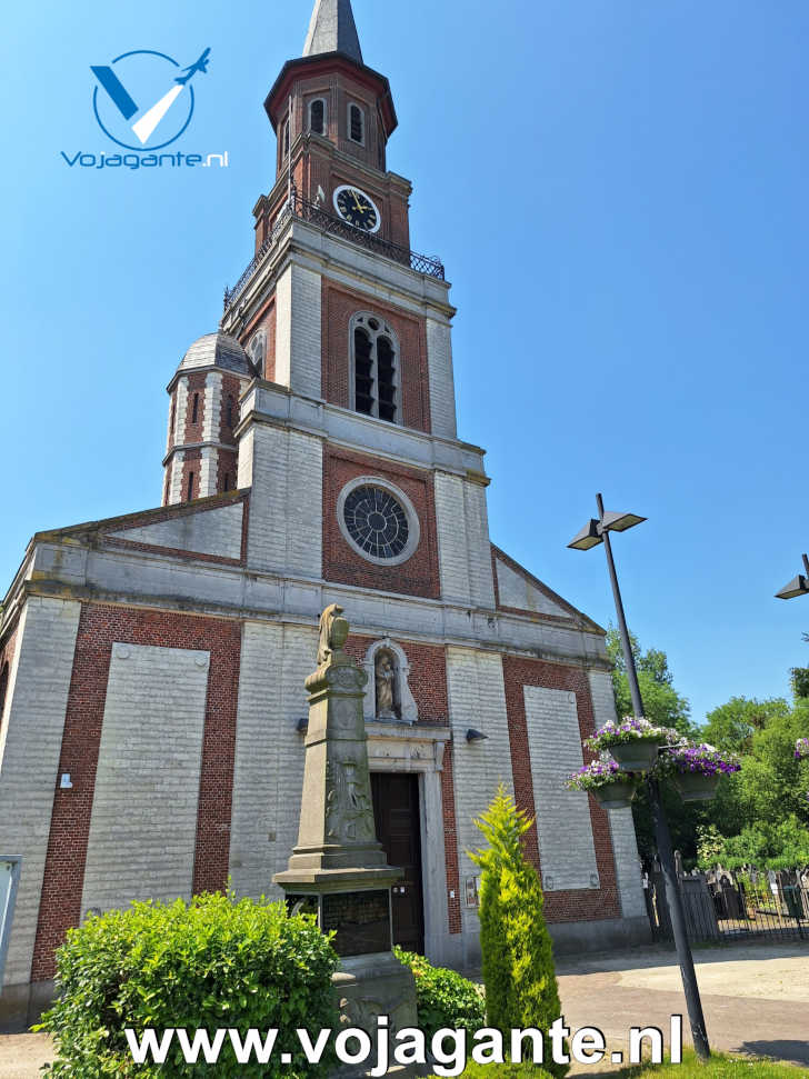 De nog steeds in gebruik zijnde kerk in Doel, België.