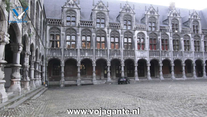 De binnenplaats van het Bisschoppelijk paleis aan de Place Saint-Lambert