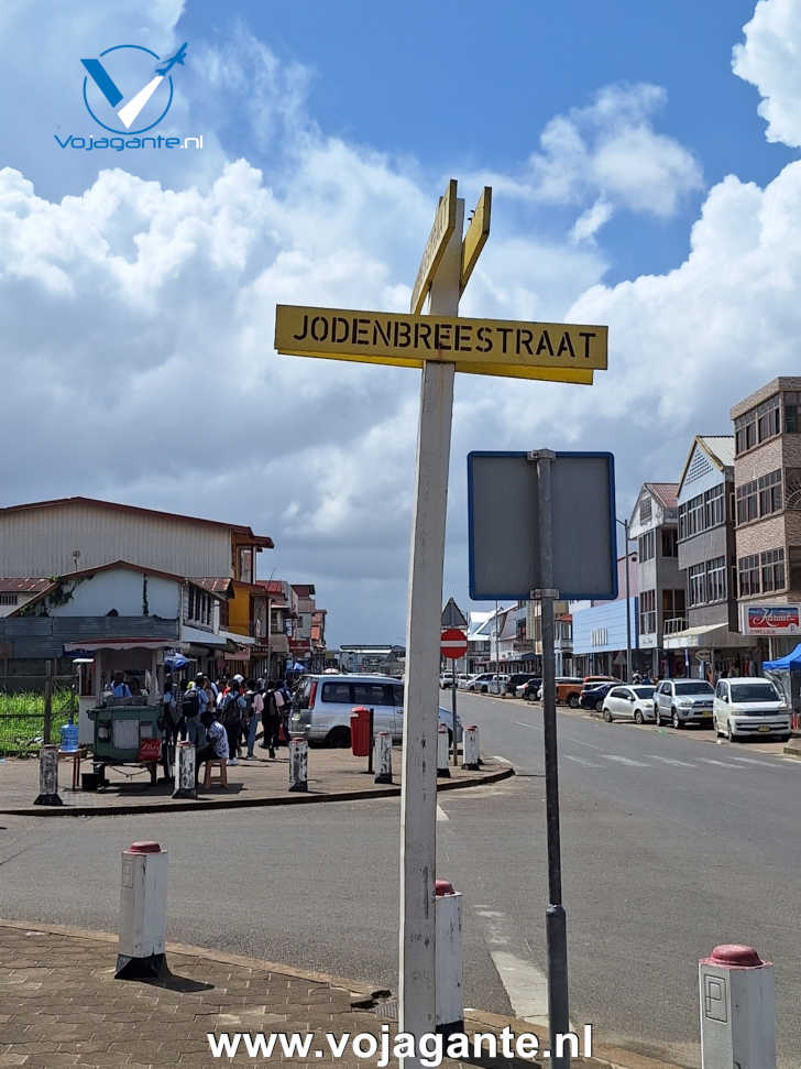 Jodenbreestraat in Paramaribo: Niet alleen de verkeersborden zien er bekent uit in Suriname :)