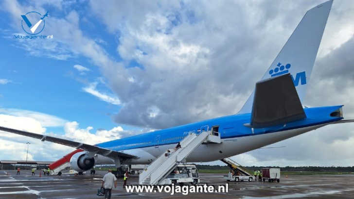 Het KLM-vliegtuig staat te wachten op Luchthaven JA Pengel (Zanderijen) in Suriname.
