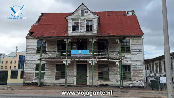 Vervallen koloniaal huis in Paramaribo, Suriname.