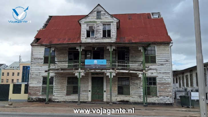 Vervallen koloniaal huis in Paramaribo, Suriname. Vervallen koloniaal huis in Paramaribo, Suriname.