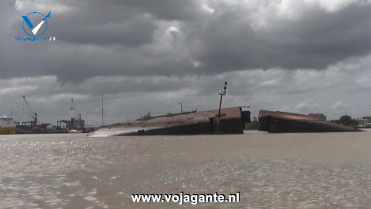 Het scheepswrak van de 'Goslar' in de Surinamerivier bij de haven van Paramaribo.