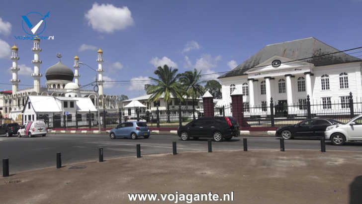 Synagoge en moskee naast elkaar in Paramaribo, Suriname.