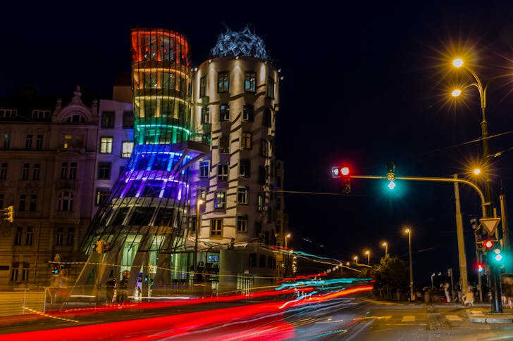 Bezienswaardigheden Praag: Het Dansende Huis bij avond Bezienswaardigheden Praag: Het Dansende Huis bij avond
