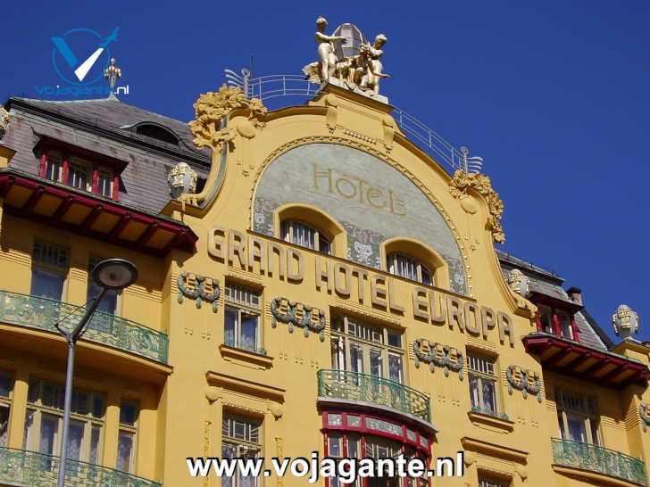 De prachtige Art Nouveau-gevel van het Evropa Hotel aan het Wenceslausplein De prachtige Art Nouveau-gevel van het Evropa Hotel aan het Wenceslausplein