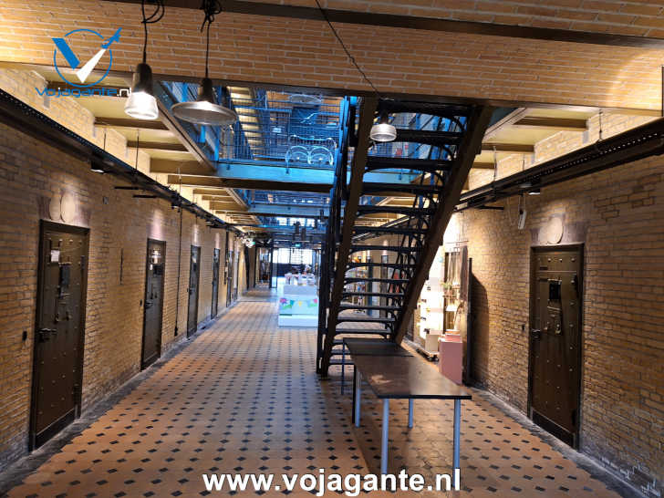 Het cellencomplex binnen in de Blokhuispoort Het cellencomplex binnen in de Blokhuispoort