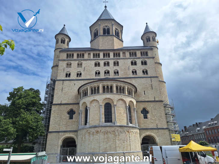 De collegiale Sint-Gertrudiskerk behoorde oorspronkelijk tot de abdij van Nijvel De collegiale Sint-Gertrudiskerk behoorde oorspronkelijk tot de abdij van Nijvel