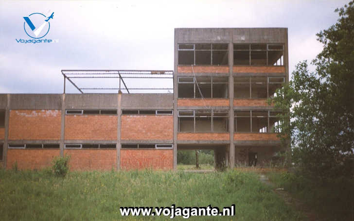 De wedstrijdtoren van het verlaten Formule 1-circuit van Nijvel, België, in 1998 De wedstrijdtoren van het verlaten Formule 1-circuit van Nijvel, België, in 1998