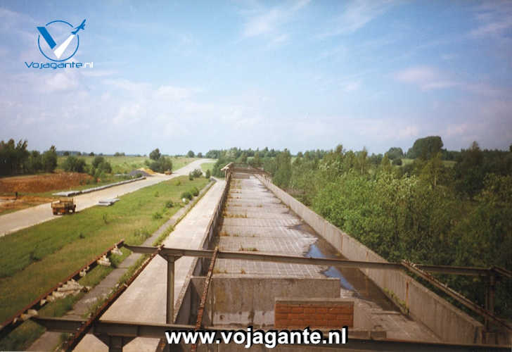 Blik vanaf de wedstrijdtoren van het verlaten Formule 1-circuit van Nijvel in 1998, tijdens de voorbereidingen van de reconstructie tot bedrijventerrein Blik vanaf de wedstrijdtoren van het verlaten Formule 1-circuit van Nijvel in 1998, tijdens de voorbereidingen van de reconstructie tot bedrijventerrein