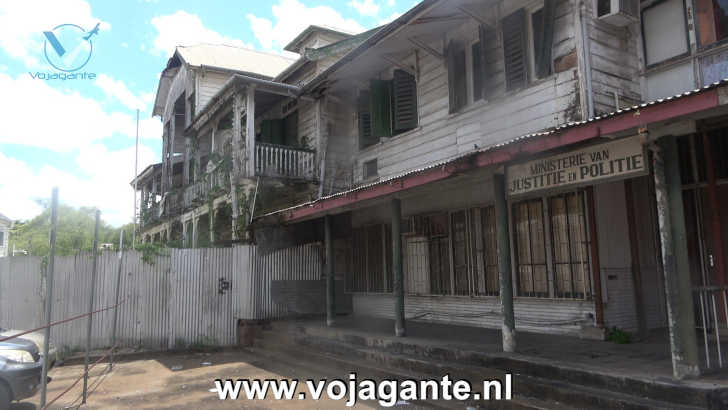 Het zwaar verkrotte Ministerie van Justitie en Politie dat in het kader van het Paramaribo Urban Rehabilitation Program moet worden opgeknapt