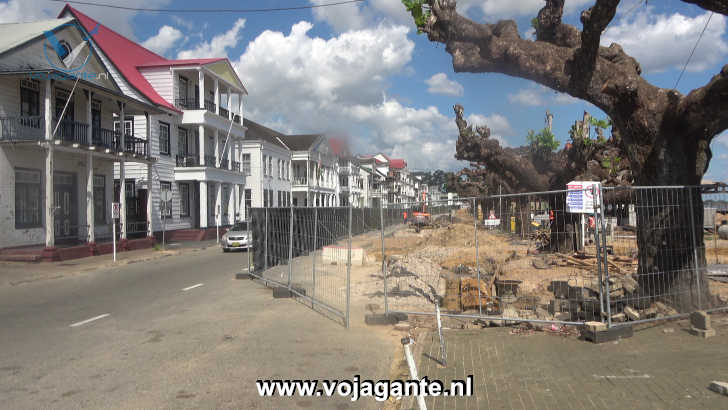 Links de reeds opgeknapte gebouwen langs de Waterkant - Rechts de werkzaamheden in het kader van PURP