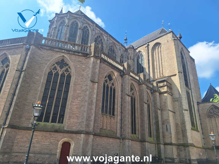 De Bovenkerk (Sint-Nicolaaskerk) in Kampen is een gotische kruisbasiliek in Nederrijnse stijl De Bovenkerk (Sint-Nicolaaskerk) in Kampen is een gotische kruisbasiliek in Nederrijnse stijl