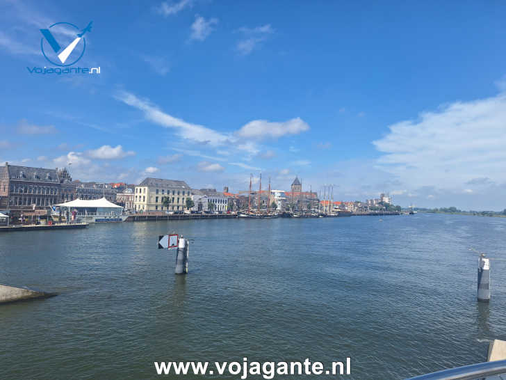 Een blik vanaf de Stadsbrug over de IJssel en de IJsselkade Een blik vanaf de Stadsbrug over de IJssel en de IJsselkade