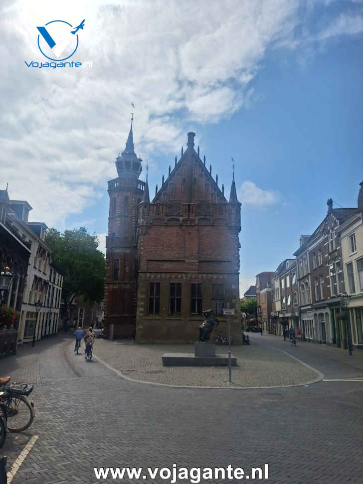 Het Stedelijk Museum van Kampen in het Oude Raadhuis met ervoor de Kamper Koe Het Stedelijk Museum van Kampen in het Oude Raadhuis met ervoor de Kamper Koe